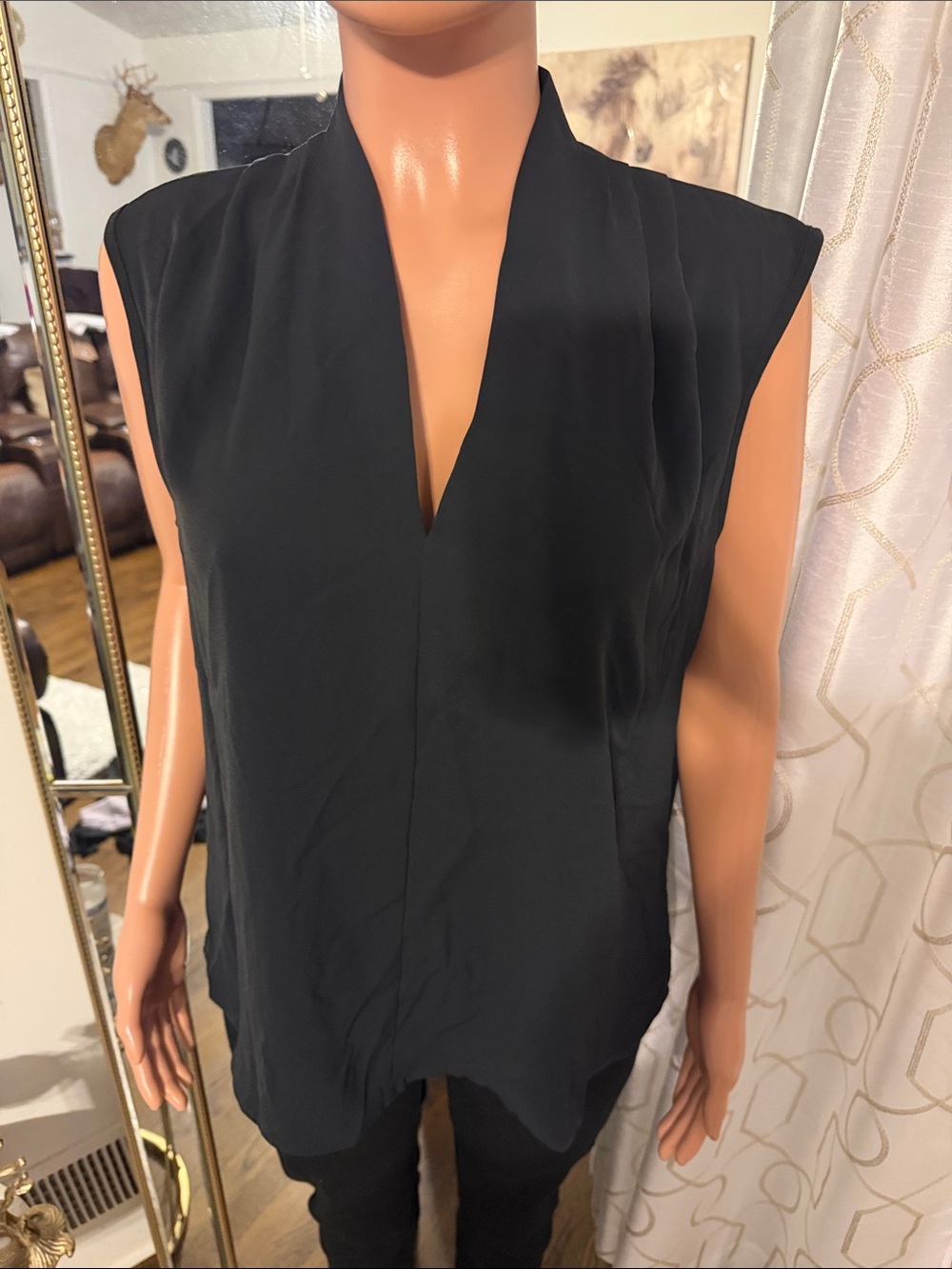 HALARA Black Sleeveless V-Neck Blouse